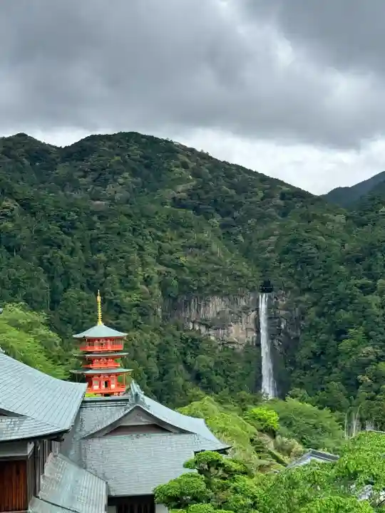 青岸渡寺の{uncategorized: "未分類", other: "その他", undefined: "問題あり", building: "その他建物", grave: "お墓", sacred_gate: "鳥居", guardian: "狛犬", statue: "像", buddha: "仏像", history: "歴史", nature: "自然", garden: "庭園", animal: "動物", pagoda: "塔", temizu: "手水舎", mountain_gate: "山門・神門", sanctuary: "本殿・本堂", subordinate: "末社・摂社", art: "芸術", scenery: "景色", jizo: "地蔵", ema: "絵馬", goshuin: "御朱印", omikuji: "おみくじ", items: "授与品その他", amulet: "お守り", goshuincho: "御朱印帳", eats: "食事", festival: "お祭り", votive_dance: "神楽", shichigosan: "七五三参", wedding: "結婚式", experience: "体験その他", initially: "初詣", around: "周辺", anti_infection: "感染症対策"}