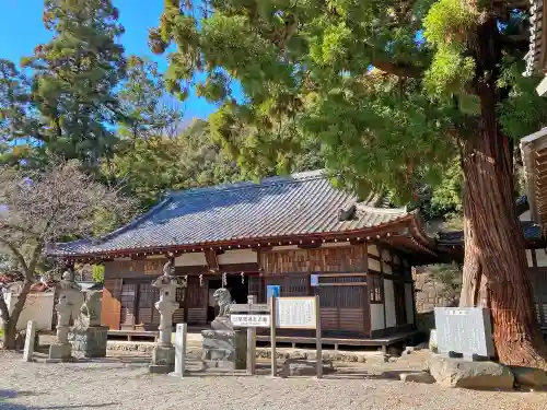 山梨岡神社の本殿