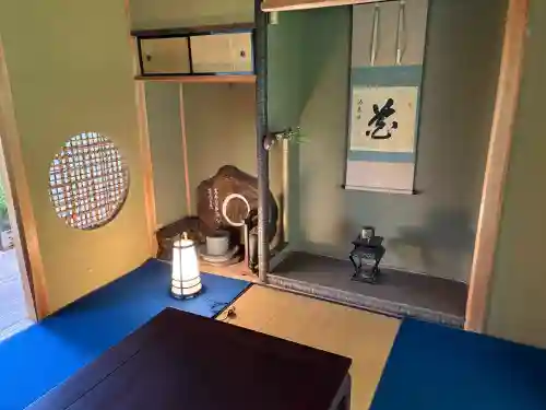 大池寺の{uncategorized: "未分類", other: "その他", undefined: "問題あり", building: "その他建物", grave: "お墓", sacred_gate: "鳥居", guardian: "狛犬", statue: "像", buddha: "仏像", history: "歴史", nature: "自然", garden: "庭園", animal: "動物", pagoda: "塔", temizu: "手水舎", mountain_gate: "山門・神門", sanctuary: "本殿・本堂", subordinate: "末社・摂社", art: "芸術", scenery: "景色", jizo: "地蔵", ema: "絵馬", goshuin: "御朱印", omikuji: "おみくじ", items: "授与品その他", amulet: "お守り", goshuincho: "御朱印帳", eats: "食事", festival: "お祭り", votive_dance: "神楽", shichigosan: "七五三参", wedding: "結婚式", experience: "体験その他", initially: "初詣", around: "周辺", anti_infection: "感染症対策"}