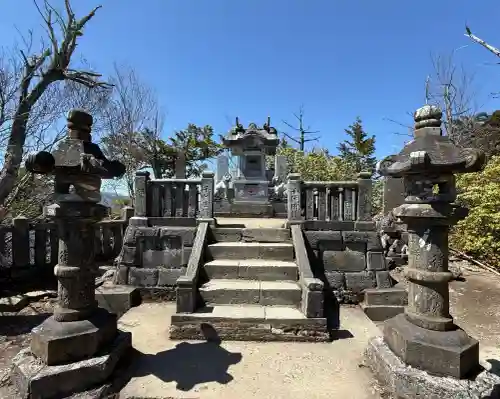 三峯神社奥宮の{uncategorized: "未分類", other: "その他", undefined: "問題あり", building: "その他建物", grave: "お墓", sacred_gate: "鳥居", guardian: "狛犬", statue: "像", buddha: "仏像", history: "歴史", nature: "自然", garden: "庭園", animal: "動物", pagoda: "塔", temizu: "手水舎", mountain_gate: "山門・神門", sanctuary: "本殿・本堂", subordinate: "末社・摂社", art: "芸術", scenery: "景色", jizo: "地蔵", ema: "絵馬", goshuin: "御朱印", omikuji: "おみくじ", items: "授与品その他", amulet: "お守り", goshuincho: "御朱印帳", eats: "食事", festival: "お祭り", votive_dance: "神楽", shichigosan: "七五三参", wedding: "結婚式", experience: "体験その他", initially: "初詣", around: "周辺", anti_infection: "感染症対策"}