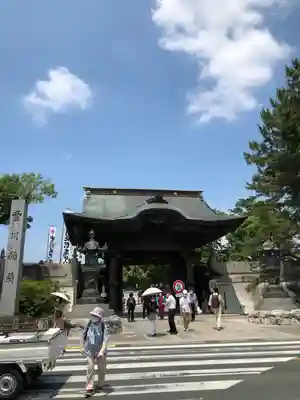 豊川閣　妙厳寺の山門・神門
