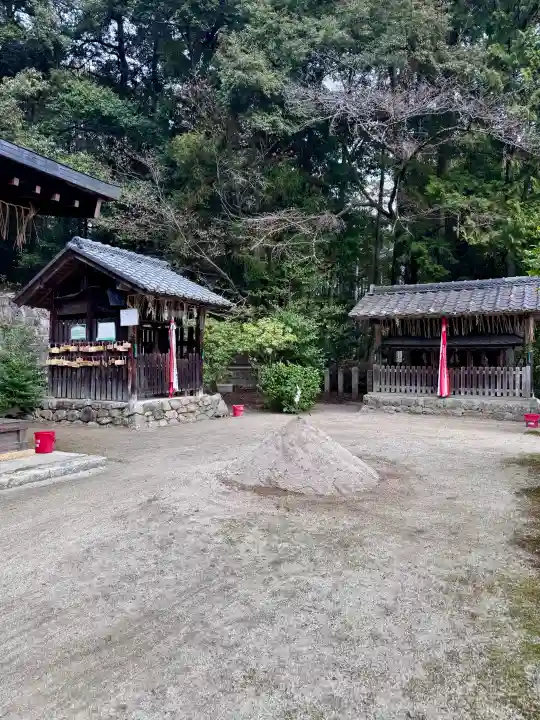 石座神社の{uncategorized: "未分類", other: "その他", undefined: "問題あり", building: "その他建物", grave: "お墓", sacred_gate: "鳥居", guardian: "狛犬", statue: "像", buddha: "仏像", history: "歴史", nature: "自然", garden: "庭園", animal: "動物", pagoda: "塔", temizu: "手水舎", mountain_gate: "山門・神門", sanctuary: "本殿・本堂", subordinate: "末社・摂社", art: "芸術", scenery: "景色", jizo: "地蔵", ema: "絵馬", goshuin: "御朱印", omikuji: "おみくじ", items: "授与品その他", amulet: "お守り", goshuincho: "御朱印帳", eats: "食事", festival: "お祭り", votive_dance: "神楽", shichigosan: "七五三参", wedding: "結婚式", experience: "体験その他", initially: "初詣", around: "周辺", anti_infection: "感染症対策"}