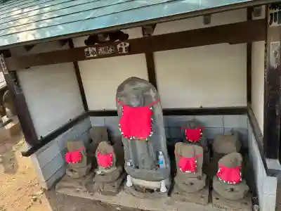 南大沢八幡神社の{uncategorized: "未分類", other: "その他", undefined: "問題あり", building: "その他建物", grave: "お墓", sacred_gate: "鳥居", guardian: "狛犬", statue: "像", buddha: "仏像", history: "歴史", nature: "自然", garden: "庭園", animal: "動物", pagoda: "塔", temizu: "手水舎", mountain_gate: "山門・神門", sanctuary: "本殿・本堂", subordinate: "末社・摂社", art: "芸術", scenery: "景色", jizo: "地蔵", ema: "絵馬", goshuin: "御朱印", omikuji: "おみくじ", items: "授与品その他", amulet: "お守り", goshuincho: "御朱印帳", eats: "食事", festival: "お祭り", votive_dance: "神楽", shichigosan: "七五三参", wedding: "結婚式", experience: "体験その他", initially: "初詣", around: "周辺", anti_infection: "感染症対策"}