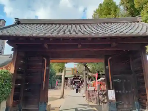 阿遅速雄神社の山門