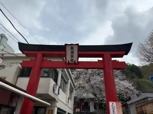 元町厳島神社の{uncategorized: "未分類", other: "その他", undefined: "問題あり", building: "その他建物", grave: "お墓", sacred_gate: "鳥居", guardian: "狛犬", statue: "像", buddha: "仏像", history: "歴史", nature: "自然", garden: "庭園", animal: "動物", pagoda: "塔", temizu: "手水舎", mountain_gate: "山門・神門", sanctuary: "本殿・本堂", subordinate: "末社・摂社", art: "芸術", scenery: "景色", jizo: "地蔵", ema: "絵馬", goshuin: "御朱印", omikuji: "おみくじ", items: "授与品その他", amulet: "お守り", goshuincho: "御朱印帳", eats: "食事", festival: "お祭り", votive_dance: "神楽", shichigosan: "七五三参", wedding: "結婚式", experience: "体験その他", initially: "初詣", around: "周辺", anti_infection: "感染症対策"}