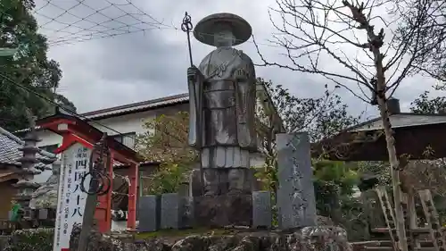 峰興寺の像