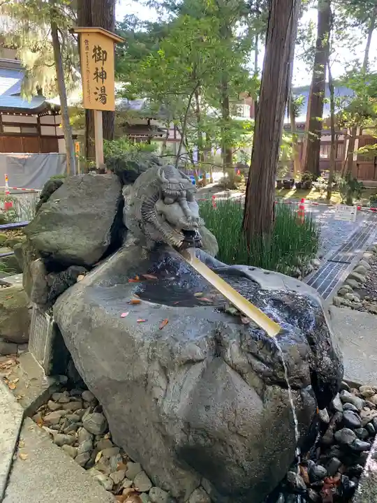 諏訪大社下社秋宮の手水舎