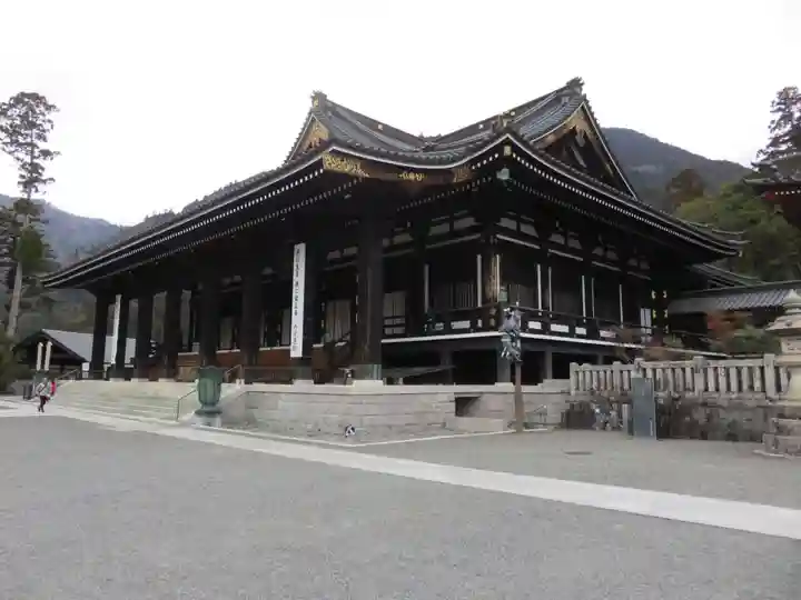 久遠寺の本殿・本堂