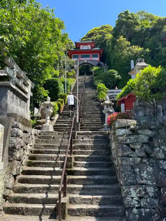 津照寺の{uncategorized: "未分類", other: "その他", undefined: "問題あり", building: "その他建物", grave: "お墓", sacred_gate: "鳥居", guardian: "狛犬", statue: "像", buddha: "仏像", history: "歴史", nature: "自然", garden: "庭園", animal: "動物", pagoda: "塔", temizu: "手水舎", mountain_gate: "山門・神門", sanctuary: "本殿・本堂", subordinate: "末社・摂社", art: "芸術", scenery: "景色", jizo: "地蔵", ema: "絵馬", goshuin: "御朱印", omikuji: "おみくじ", items: "授与品その他", amulet: "お守り", goshuincho: "御朱印帳", eats: "食事", festival: "お祭り", votive_dance: "神楽", shichigosan: "七五三参", wedding: "結婚式", experience: "体験その他", initially: "初詣", around: "周辺", anti_infection: "感染症対策"}