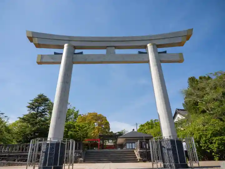 鹿島御児神社の{uncategorized: "未分類", other: "その他", undefined: "問題あり", building: "その他建物", grave: "お墓", sacred_gate: "鳥居", guardian: "狛犬", statue: "像", buddha: "仏像", history: "歴史", nature: "自然", garden: "庭園", animal: "動物", pagoda: "塔", temizu: "手水舎", mountain_gate: "山門・神門", sanctuary: "本殿・本堂", subordinate: "末社・摂社", art: "芸術", scenery: "景色", jizo: "地蔵", ema: "絵馬", goshuin: "御朱印", omikuji: "おみくじ", items: "授与品その他", amulet: "お守り", goshuincho: "御朱印帳", eats: "食事", festival: "お祭り", votive_dance: "神楽", shichigosan: "七五三参", wedding: "結婚式", experience: "体験その他", initially: "初詣", around: "周辺", anti_infection: "感染症対策"}