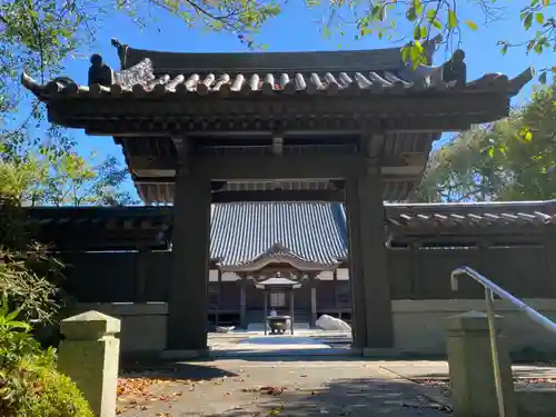 宝蔵寺の山門