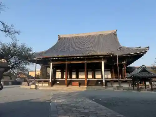 興正寺の{uncategorized: "未分類", other: "その他", undefined: "問題あり", building: "その他建物", grave: "お墓", sacred_gate: "鳥居", guardian: "狛犬", statue: "像", buddha: "仏像", history: "歴史", nature: "自然", garden: "庭園", animal: "動物", pagoda: "塔", temizu: "手水舎", mountain_gate: "山門・神門", sanctuary: "本殿・本堂", subordinate: "末社・摂社", art: "芸術", scenery: "景色", jizo: "地蔵", ema: "絵馬", goshuin: "御朱印", omikuji: "おみくじ", items: "授与品その他", amulet: "お守り", goshuincho: "御朱印帳", eats: "食事", festival: "お祭り", votive_dance: "神楽", shichigosan: "七五三参", wedding: "結婚式", experience: "体験その他", initially: "初詣", around: "周辺", anti_infection: "感染症対策"}