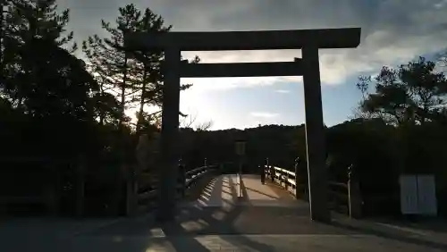 伊勢神宮内宮（皇大神宮）の{uncategorized: "未分類", other: "その他", undefined: "問題あり", building: "その他建物", grave: "お墓", sacred_gate: "鳥居", guardian: "狛犬", statue: "像", buddha: "仏像", history: "歴史", nature: "自然", garden: "庭園", animal: "動物", pagoda: "塔", temizu: "手水舎", mountain_gate: "山門・神門", sanctuary: "本殿・本堂", subordinate: "末社・摂社", art: "芸術", scenery: "景色", jizo: "地蔵", ema: "絵馬", goshuin: "御朱印", omikuji: "おみくじ", items: "授与品その他", amulet: "お守り", goshuincho: "御朱印帳", eats: "食事", festival: "お祭り", votive_dance: "神楽", shichigosan: "七五三参", wedding: "結婚式", experience: "体験その他", initially: "初詣", around: "周辺", anti_infection: "感染症対策"}
