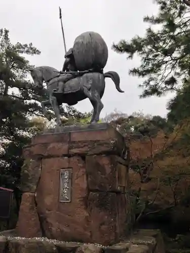 尾山神社の像