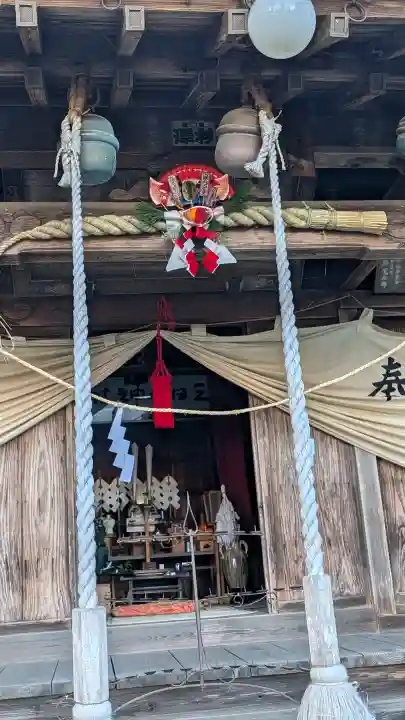 三日月神社の{uncategorized: "未分類", other: "その他", undefined: "問題あり", building: "その他建物", grave: "お墓", sacred_gate: "鳥居", guardian: "狛犬", statue: "像", buddha: "仏像", history: "歴史", nature: "自然", garden: "庭園", animal: "動物", pagoda: "塔", temizu: "手水舎", mountain_gate: "山門・神門", sanctuary: "本殿・本堂", subordinate: "末社・摂社", art: "芸術", scenery: "景色", jizo: "地蔵", ema: "絵馬", goshuin: "御朱印", omikuji: "おみくじ", items: "授与品その他", amulet: "お守り", goshuincho: "御朱印帳", eats: "食事", festival: "お祭り", votive_dance: "神楽", shichigosan: "七五三参", wedding: "結婚式", experience: "体験その他", initially: "初詣", around: "周辺", anti_infection: "感染症対策"}