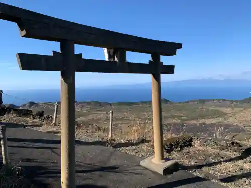 三原神社下社の{uncategorized: "未分類", other: "その他", undefined: "問題あり", building: "その他建物", grave: "お墓", sacred_gate: "鳥居", guardian: "狛犬", statue: "像", buddha: "仏像", history: "歴史", nature: "自然", garden: "庭園", animal: "動物", pagoda: "塔", temizu: "手水舎", mountain_gate: "山門・神門", sanctuary: "本殿・本堂", subordinate: "末社・摂社", art: "芸術", scenery: "景色", jizo: "地蔵", ema: "絵馬", goshuin: "御朱印", omikuji: "おみくじ", items: "授与品その他", amulet: "お守り", goshuincho: "御朱印帳", eats: "食事", festival: "お祭り", votive_dance: "神楽", shichigosan: "七五三参", wedding: "結婚式", experience: "体験その他", initially: "初詣", around: "周辺", anti_infection: "感染症対策"}