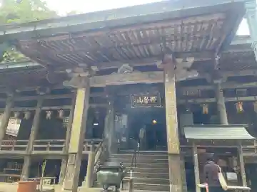 青岸渡寺の{uncategorized: "未分類", other: "その他", undefined: "問題あり", building: "その他建物", grave: "お墓", sacred_gate: "鳥居", guardian: "狛犬", statue: "像", buddha: "仏像", history: "歴史", nature: "自然", garden: "庭園", animal: "動物", pagoda: "塔", temizu: "手水舎", mountain_gate: "山門・神門", sanctuary: "本殿・本堂", subordinate: "末社・摂社", art: "芸術", scenery: "景色", jizo: "地蔵", ema: "絵馬", goshuin: "御朱印", omikuji: "おみくじ", items: "授与品その他", amulet: "お守り", goshuincho: "御朱印帳", eats: "食事", festival: "お祭り", votive_dance: "神楽", shichigosan: "七五三参", wedding: "結婚式", experience: "体験その他", initially: "初詣", around: "周辺", anti_infection: "感染症対策"}