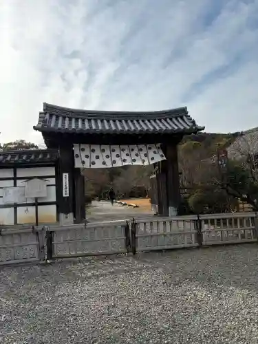 勧修寺の{uncategorized: "未分類", other: "その他", undefined: "問題あり", building: "その他建物", grave: "お墓", sacred_gate: "鳥居", guardian: "狛犬", statue: "像", buddha: "仏像", history: "歴史", nature: "自然", garden: "庭園", animal: "動物", pagoda: "塔", temizu: "手水舎", mountain_gate: "山門・神門", sanctuary: "本殿・本堂", subordinate: "末社・摂社", art: "芸術", scenery: "景色", jizo: "地蔵", ema: "絵馬", goshuin: "御朱印", omikuji: "おみくじ", items: "授与品その他", amulet: "お守り", goshuincho: "御朱印帳", eats: "食事", festival: "お祭り", votive_dance: "神楽", shichigosan: "七五三参", wedding: "結婚式", experience: "体験その他", initially: "初詣", around: "周辺", anti_infection: "感染症対策"}