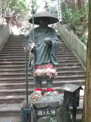 狸谷山不動院の像