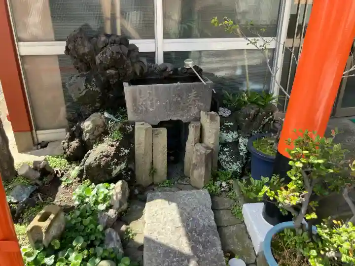 白赤稲荷神社の{uncategorized: "未分類", other: "その他", undefined: "問題あり", building: "その他建物", grave: "お墓", sacred_gate: "鳥居", guardian: "狛犬", statue: "像", buddha: "仏像", history: "歴史", nature: "自然", garden: "庭園", animal: "動物", pagoda: "塔", temizu: "手水舎", mountain_gate: "山門・神門", sanctuary: "本殿・本堂", subordinate: "末社・摂社", art: "芸術", scenery: "景色", jizo: "地蔵", ema: "絵馬", goshuin: "御朱印", omikuji: "おみくじ", items: "授与品その他", amulet: "お守り", goshuincho: "御朱印帳", eats: "食事", festival: "お祭り", votive_dance: "神楽", shichigosan: "七五三参", wedding: "結婚式", experience: "体験その他", initially: "初詣", around: "周辺", anti_infection: "感染症対策"}