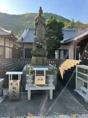 高照寺の{uncategorized: "未分類", other: "その他", undefined: "問題あり", building: "その他建物", grave: "お墓", sacred_gate: "鳥居", guardian: "狛犬", statue: "像", buddha: "仏像", history: "歴史", nature: "自然", garden: "庭園", animal: "動物", pagoda: "塔", temizu: "手水舎", mountain_gate: "山門・神門", sanctuary: "本殿・本堂", subordinate: "末社・摂社", art: "芸術", scenery: "景色", jizo: "地蔵", ema: "絵馬", goshuin: "御朱印", omikuji: "おみくじ", items: "授与品その他", amulet: "お守り", goshuincho: "御朱印帳", eats: "食事", festival: "お祭り", votive_dance: "神楽", shichigosan: "七五三参", wedding: "結婚式", experience: "体験その他", initially: "初詣", around: "周辺", anti_infection: "感染症対策"}