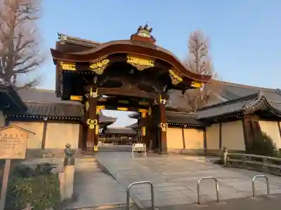 東本願寺（真宗本廟）の{uncategorized: "未分類", other: "その他", undefined: "問題あり", building: "その他建物", grave: "お墓", sacred_gate: "鳥居", guardian: "狛犬", statue: "像", buddha: "仏像", history: "歴史", nature: "自然", garden: "庭園", animal: "動物", pagoda: "塔", temizu: "手水舎", mountain_gate: "山門・神門", sanctuary: "本殿・本堂", subordinate: "末社・摂社", art: "芸術", scenery: "景色", jizo: "地蔵", ema: "絵馬", goshuin: "御朱印", omikuji: "おみくじ", items: "授与品その他", amulet: "お守り", goshuincho: "御朱印帳", eats: "食事", festival: "お祭り", votive_dance: "神楽", shichigosan: "七五三参", wedding: "結婚式", experience: "体験その他", initially: "初詣", around: "周辺", anti_infection: "感染症対策"}