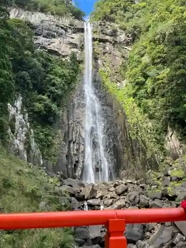 飛瀧神社（熊野那智大社別宮）の{uncategorized: "未分類", other: "その他", undefined: "問題あり", building: "その他建物", grave: "お墓", sacred_gate: "鳥居", guardian: "狛犬", statue: "像", buddha: "仏像", history: "歴史", nature: "自然", garden: "庭園", animal: "動物", pagoda: "塔", temizu: "手水舎", mountain_gate: "山門・神門", sanctuary: "本殿・本堂", subordinate: "末社・摂社", art: "芸術", scenery: "景色", jizo: "地蔵", ema: "絵馬", goshuin: "御朱印", omikuji: "おみくじ", items: "授与品その他", amulet: "お守り", goshuincho: "御朱印帳", eats: "食事", festival: "お祭り", votive_dance: "神楽", shichigosan: "七五三参", wedding: "結婚式", experience: "体験その他", initially: "初詣", around: "周辺", anti_infection: "感染症対策"}