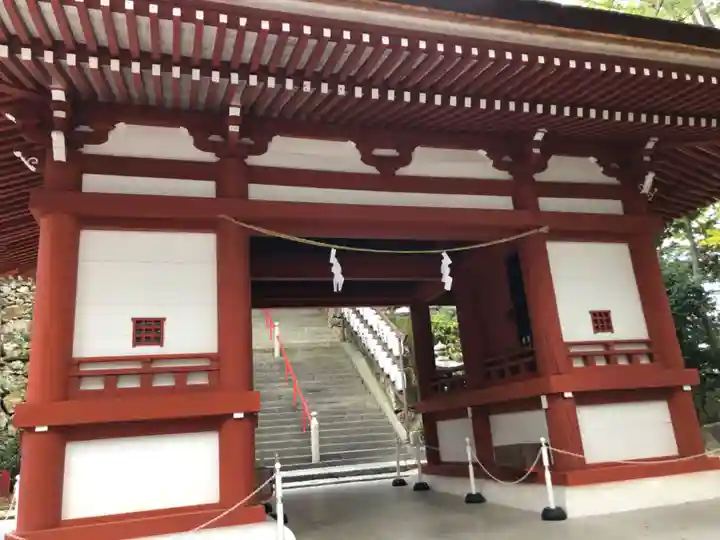 吉備津神社の山門・神門