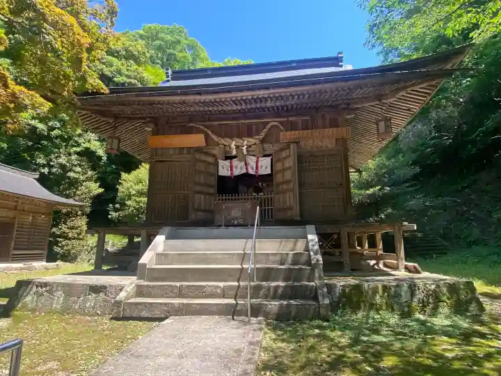 井戸神社の{uncategorized: "未分類", other: "その他", undefined: "問題あり", building: "その他建物", grave: "お墓", sacred_gate: "鳥居", guardian: "狛犬", statue: "像", buddha: "仏像", history: "歴史", nature: "自然", garden: "庭園", animal: "動物", pagoda: "塔", temizu: "手水舎", mountain_gate: "山門・神門", sanctuary: "本殿・本堂", subordinate: "末社・摂社", art: "芸術", scenery: "景色", jizo: "地蔵", ema: "絵馬", goshuin: "御朱印", omikuji: "おみくじ", items: "授与品その他", amulet: "お守り", goshuincho: "御朱印帳", eats: "食事", festival: "お祭り", votive_dance: "神楽", shichigosan: "七五三参", wedding: "結婚式", experience: "体験その他", initially: "初詣", around: "周辺", anti_infection: "感染症対策"}