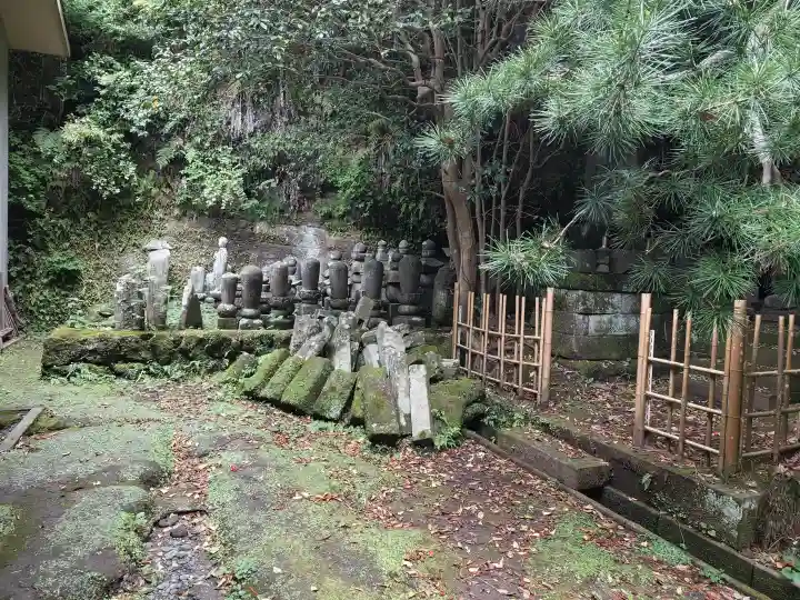 浄光明寺の{uncategorized: "未分類", other: "その他", undefined: "問題あり", building: "その他建物", grave: "お墓", sacred_gate: "鳥居", guardian: "狛犬", statue: "像", buddha: "仏像", history: "歴史", nature: "自然", garden: "庭園", animal: "動物", pagoda: "塔", temizu: "手水舎", mountain_gate: "山門・神門", sanctuary: "本殿・本堂", subordinate: "末社・摂社", art: "芸術", scenery: "景色", jizo: "地蔵", ema: "絵馬", goshuin: "御朱印", omikuji: "おみくじ", items: "授与品その他", amulet: "お守り", goshuincho: "御朱印帳", eats: "食事", festival: "お祭り", votive_dance: "神楽", shichigosan: "七五三参", wedding: "結婚式", experience: "体験その他", initially: "初詣", around: "周辺", anti_infection: "感染症対策"}