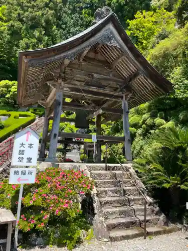 神峯寺の{uncategorized: "未分類", other: "その他", undefined: "問題あり", building: "その他建物", grave: "お墓", sacred_gate: "鳥居", guardian: "狛犬", statue: "像", buddha: "仏像", history: "歴史", nature: "自然", garden: "庭園", animal: "動物", pagoda: "塔", temizu: "手水舎", mountain_gate: "山門・神門", sanctuary: "本殿・本堂", subordinate: "末社・摂社", art: "芸術", scenery: "景色", jizo: "地蔵", ema: "絵馬", goshuin: "御朱印", omikuji: "おみくじ", items: "授与品その他", amulet: "お守り", goshuincho: "御朱印帳", eats: "食事", festival: "お祭り", votive_dance: "神楽", shichigosan: "七五三参", wedding: "結婚式", experience: "体験その他", initially: "初詣", around: "周辺", anti_infection: "感染症対策"}