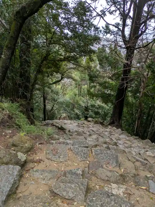 神倉神社(熊野速玉大社摂社)の{uncategorized: "未分類", other: "その他", undefined: "問題あり", building: "その他建物", grave: "お墓", sacred_gate: "鳥居", guardian: "狛犬", statue: "像", buddha: "仏像", history: "歴史", nature: "自然", garden: "庭園", animal: "動物", pagoda: "塔", temizu: "手水舎", mountain_gate: "山門・神門", sanctuary: "本殿・本堂", subordinate: "末社・摂社", art: "芸術", scenery: "景色", jizo: "地蔵", ema: "絵馬", goshuin: "御朱印", omikuji: "おみくじ", items: "授与品その他", amulet: "お守り", goshuincho: "御朱印帳", eats: "食事", festival: "お祭り", votive_dance: "神楽", shichigosan: "七五三参", wedding: "結婚式", experience: "体験その他", initially: "初詣", around: "周辺", anti_infection: "感染症対策"}