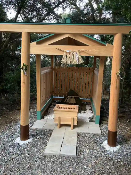 伊射波神社の{uncategorized: "未分類", other: "その他", undefined: "問題あり", building: "その他建物", grave: "お墓", sacred_gate: "鳥居", guardian: "狛犬", statue: "像", buddha: "仏像", history: "歴史", nature: "自然", garden: "庭園", animal: "動物", pagoda: "塔", temizu: "手水舎", mountain_gate: "山門・神門", sanctuary: "本殿・本堂", subordinate: "末社・摂社", art: "芸術", scenery: "景色", jizo: "地蔵", ema: "絵馬", goshuin: "御朱印", omikuji: "おみくじ", items: "授与品その他", amulet: "お守り", goshuincho: "御朱印帳", eats: "食事", festival: "お祭り", votive_dance: "神楽", shichigosan: "七五三参", wedding: "結婚式", experience: "体験その他", initially: "初詣", around: "周辺", anti_infection: "感染症対策"}