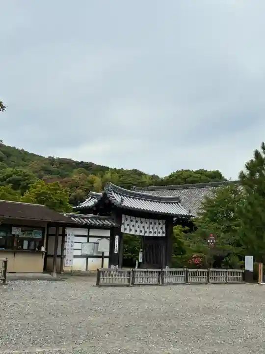 勧修寺の{uncategorized: "未分類", other: "その他", undefined: "問題あり", building: "その他建物", grave: "お墓", sacred_gate: "鳥居", guardian: "狛犬", statue: "像", buddha: "仏像", history: "歴史", nature: "自然", garden: "庭園", animal: "動物", pagoda: "塔", temizu: "手水舎", mountain_gate: "山門・神門", sanctuary: "本殿・本堂", subordinate: "末社・摂社", art: "芸術", scenery: "景色", jizo: "地蔵", ema: "絵馬", goshuin: "御朱印", omikuji: "おみくじ", items: "授与品その他", amulet: "お守り", goshuincho: "御朱印帳", eats: "食事", festival: "お祭り", votive_dance: "神楽", shichigosan: "七五三参", wedding: "結婚式", experience: "体験その他", initially: "初詣", around: "周辺", anti_infection: "感染症対策"}
