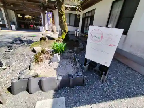 岩本寺の{uncategorized: "未分類", other: "その他", undefined: "問題あり", building: "その他建物", grave: "お墓", sacred_gate: "鳥居", guardian: "狛犬", statue: "像", buddha: "仏像", history: "歴史", nature: "自然", garden: "庭園", animal: "動物", pagoda: "塔", temizu: "手水舎", mountain_gate: "山門・神門", sanctuary: "本殿・本堂", subordinate: "末社・摂社", art: "芸術", scenery: "景色", jizo: "地蔵", ema: "絵馬", goshuin: "御朱印", omikuji: "おみくじ", items: "授与品その他", amulet: "お守り", goshuincho: "御朱印帳", eats: "食事", festival: "お祭り", votive_dance: "神楽", shichigosan: "七五三参", wedding: "結婚式", experience: "体験その他", initially: "初詣", around: "周辺", anti_infection: "感染症対策"}