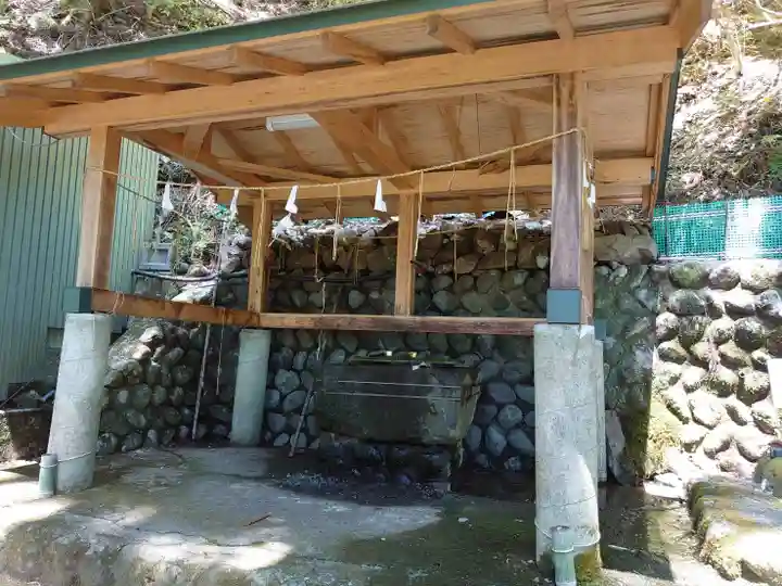 高根白山神社の手水舎
