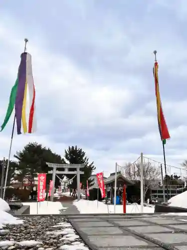 鹿部稲荷神社の{uncategorized: "未分類", other: "その他", undefined: "問題あり", building: "その他建物", grave: "お墓", sacred_gate: "鳥居", guardian: "狛犬", statue: "像", buddha: "仏像", history: "歴史", nature: "自然", garden: "庭園", animal: "動物", pagoda: "塔", temizu: "手水舎", mountain_gate: "山門・神門", sanctuary: "本殿・本堂", subordinate: "末社・摂社", art: "芸術", scenery: "景色", jizo: "地蔵", ema: "絵馬", goshuin: "御朱印", omikuji: "おみくじ", items: "授与品その他", amulet: "お守り", goshuincho: "御朱印帳", eats: "食事", festival: "お祭り", votive_dance: "神楽", shichigosan: "七五三参", wedding: "結婚式", experience: "体験その他", initially: "初詣", around: "周辺", anti_infection: "感染症対策"}