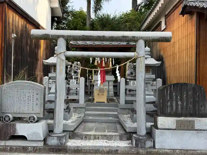 九帝王宮 萱野神社の{uncategorized: "未分類", other: "その他", undefined: "問題あり", building: "その他建物", grave: "お墓", sacred_gate: "鳥居", guardian: "狛犬", statue: "像", buddha: "仏像", history: "歴史", nature: "自然", garden: "庭園", animal: "動物", pagoda: "塔", temizu: "手水舎", mountain_gate: "山門・神門", sanctuary: "本殿・本堂", subordinate: "末社・摂社", art: "芸術", scenery: "景色", jizo: "地蔵", ema: "絵馬", goshuin: "御朱印", omikuji: "おみくじ", items: "授与品その他", amulet: "お守り", goshuincho: "御朱印帳", eats: "食事", festival: "お祭り", votive_dance: "神楽", shichigosan: "七五三参", wedding: "結婚式", experience: "体験その他", initially: "初詣", around: "周辺", anti_infection: "感染症対策"}