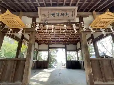 諏訪神社の{uncategorized: "未分類", other: "その他", undefined: "問題あり", building: "その他建物", grave: "お墓", sacred_gate: "鳥居", guardian: "狛犬", statue: "像", buddha: "仏像", history: "歴史", nature: "自然", garden: "庭園", animal: "動物", pagoda: "塔", temizu: "手水舎", mountain_gate: "山門・神門", sanctuary: "本殿・本堂", subordinate: "末社・摂社", art: "芸術", scenery: "景色", jizo: "地蔵", ema: "絵馬", goshuin: "御朱印", omikuji: "おみくじ", items: "授与品その他", amulet: "お守り", goshuincho: "御朱印帳", eats: "食事", festival: "お祭り", votive_dance: "神楽", shichigosan: "七五三参", wedding: "結婚式", experience: "体験その他", initially: "初詣", around: "周辺", anti_infection: "感染症対策"}