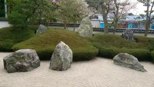 光明寺の{uncategorized: "未分類", other: "その他", undefined: "問題あり", building: "その他建物", grave: "お墓", sacred_gate: "鳥居", guardian: "狛犬", statue: "像", buddha: "仏像", history: "歴史", nature: "自然", garden: "庭園", animal: "動物", pagoda: "塔", temizu: "手水舎", mountain_gate: "山門・神門", sanctuary: "本殿・本堂", subordinate: "末社・摂社", art: "芸術", scenery: "景色", jizo: "地蔵", ema: "絵馬", goshuin: "御朱印", omikuji: "おみくじ", items: "授与品その他", amulet: "お守り", goshuincho: "御朱印帳", eats: "食事", festival: "お祭り", votive_dance: "神楽", shichigosan: "七五三参", wedding: "結婚式", experience: "体験その他", initially: "初詣", around: "周辺", anti_infection: "感染症対策"}