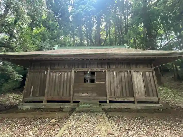 熊野神社の{uncategorized: "未分類", other: "その他", undefined: "問題あり", building: "その他建物", grave: "お墓", sacred_gate: "鳥居", guardian: "狛犬", statue: "像", buddha: "仏像", history: "歴史", nature: "自然", garden: "庭園", animal: "動物", pagoda: "塔", temizu: "手水舎", mountain_gate: "山門・神門", sanctuary: "本殿・本堂", subordinate: "末社・摂社", art: "芸術", scenery: "景色", jizo: "地蔵", ema: "絵馬", goshuin: "御朱印", omikuji: "おみくじ", items: "授与品その他", amulet: "お守り", goshuincho: "御朱印帳", eats: "食事", festival: "お祭り", votive_dance: "神楽", shichigosan: "七五三参", wedding: "結婚式", experience: "体験その他", initially: "初詣", around: "周辺", anti_infection: "感染症対策"}