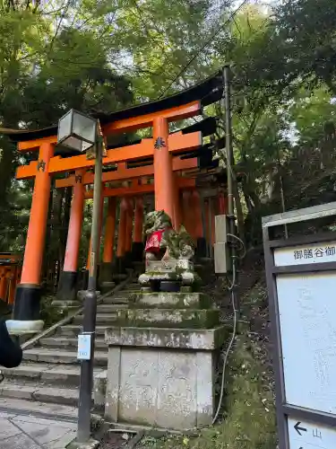 伏見稲荷大社　御膳谷奉拝所の{uncategorized: "未分類", other: "その他", undefined: "問題あり", building: "その他建物", grave: "お墓", sacred_gate: "鳥居", guardian: "狛犬", statue: "像", buddha: "仏像", history: "歴史", nature: "自然", garden: "庭園", animal: "動物", pagoda: "塔", temizu: "手水舎", mountain_gate: "山門・神門", sanctuary: "本殿・本堂", subordinate: "末社・摂社", art: "芸術", scenery: "景色", jizo: "地蔵", ema: "絵馬", goshuin: "御朱印", omikuji: "おみくじ", items: "授与品その他", amulet: "お守り", goshuincho: "御朱印帳", eats: "食事", festival: "お祭り", votive_dance: "神楽", shichigosan: "七五三参", wedding: "結婚式", experience: "体験その他", initially: "初詣", around: "周辺", anti_infection: "感染症対策"}