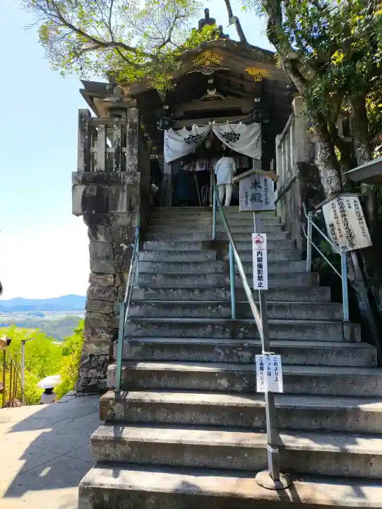 阿賀神社の{uncategorized: "未分類", other: "その他", undefined: "問題あり", building: "その他建物", grave: "お墓", sacred_gate: "鳥居", guardian: "狛犬", statue: "像", buddha: "仏像", history: "歴史", nature: "自然", garden: "庭園", animal: "動物", pagoda: "塔", temizu: "手水舎", mountain_gate: "山門・神門", sanctuary: "本殿・本堂", subordinate: "末社・摂社", art: "芸術", scenery: "景色", jizo: "地蔵", ema: "絵馬", goshuin: "御朱印", omikuji: "おみくじ", items: "授与品その他", amulet: "お守り", goshuincho: "御朱印帳", eats: "食事", festival: "お祭り", votive_dance: "神楽", shichigosan: "七五三参", wedding: "結婚式", experience: "体験その他", initially: "初詣", around: "周辺", anti_infection: "感染症対策"}