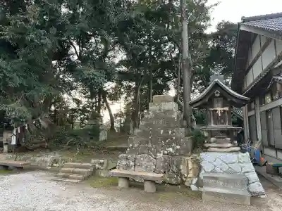 揖夜神社の{uncategorized: "未分類", other: "その他", undefined: "問題あり", building: "その他建物", grave: "お墓", sacred_gate: "鳥居", guardian: "狛犬", statue: "像", buddha: "仏像", history: "歴史", nature: "自然", garden: "庭園", animal: "動物", pagoda: "塔", temizu: "手水舎", mountain_gate: "山門・神門", sanctuary: "本殿・本堂", subordinate: "末社・摂社", art: "芸術", scenery: "景色", jizo: "地蔵", ema: "絵馬", goshuin: "御朱印", omikuji: "おみくじ", items: "授与品その他", amulet: "お守り", goshuincho: "御朱印帳", eats: "食事", festival: "お祭り", votive_dance: "神楽", shichigosan: "七五三参", wedding: "結婚式", experience: "体験その他", initially: "初詣", around: "周辺", anti_infection: "感染症対策"}