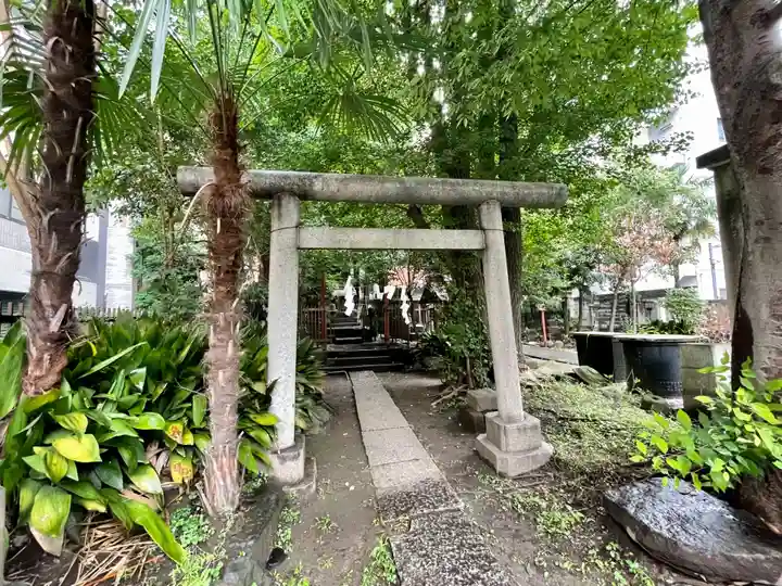 新橋鹽竃神社の鳥居