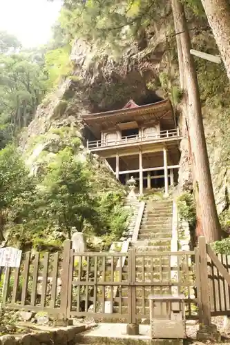 不動院岩屋堂の本殿