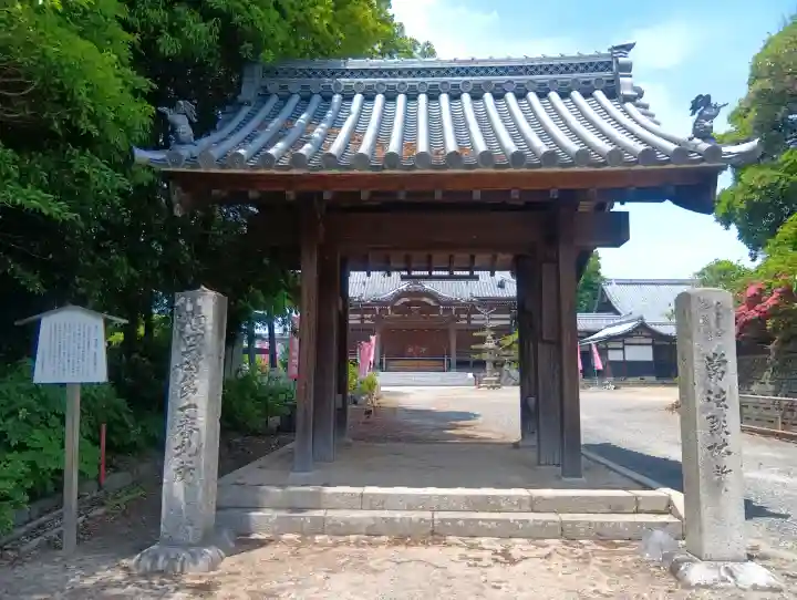 萬徳寺の{uncategorized: "未分類", other: "その他", undefined: "問題あり", building: "その他建物", grave: "お墓", sacred_gate: "鳥居", guardian: "狛犬", statue: "像", buddha: "仏像", history: "歴史", nature: "自然", garden: "庭園", animal: "動物", pagoda: "塔", temizu: "手水舎", mountain_gate: "山門・神門", sanctuary: "本殿・本堂", subordinate: "末社・摂社", art: "芸術", scenery: "景色", jizo: "地蔵", ema: "絵馬", goshuin: "御朱印", omikuji: "おみくじ", items: "授与品その他", amulet: "お守り", goshuincho: "御朱印帳", eats: "食事", festival: "お祭り", votive_dance: "神楽", shichigosan: "七五三参", wedding: "結婚式", experience: "体験その他", initially: "初詣", around: "周辺", anti_infection: "感染症対策"}