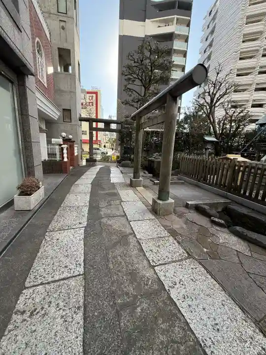 厳嶋神社の{uncategorized: "未分類", other: "その他", undefined: "問題あり", building: "その他建物", grave: "お墓", sacred_gate: "鳥居", guardian: "狛犬", statue: "像", buddha: "仏像", history: "歴史", nature: "自然", garden: "庭園", animal: "動物", pagoda: "塔", temizu: "手水舎", mountain_gate: "山門・神門", sanctuary: "本殿・本堂", subordinate: "末社・摂社", art: "芸術", scenery: "景色", jizo: "地蔵", ema: "絵馬", goshuin: "御朱印", omikuji: "おみくじ", items: "授与品その他", amulet: "お守り", goshuincho: "御朱印帳", eats: "食事", festival: "お祭り", votive_dance: "神楽", shichigosan: "七五三参", wedding: "結婚式", experience: "体験その他", initially: "初詣", around: "周辺", anti_infection: "感染症対策"}