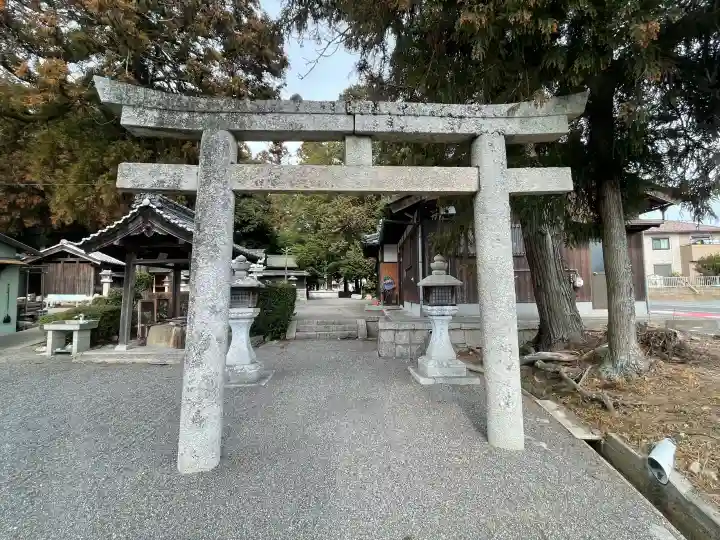 八幡神社(水口町新城)の{uncategorized: "未分類", other: "その他", undefined: "問題あり", building: "その他建物", grave: "お墓", sacred_gate: "鳥居", guardian: "狛犬", statue: "像", buddha: "仏像", history: "歴史", nature: "自然", garden: "庭園", animal: "動物", pagoda: "塔", temizu: "手水舎", mountain_gate: "山門・神門", sanctuary: "本殿・本堂", subordinate: "末社・摂社", art: "芸術", scenery: "景色", jizo: "地蔵", ema: "絵馬", goshuin: "御朱印", omikuji: "おみくじ", items: "授与品その他", amulet: "お守り", goshuincho: "御朱印帳", eats: "食事", festival: "お祭り", votive_dance: "神楽", shichigosan: "七五三参", wedding: "結婚式", experience: "体験その他", initially: "初詣", around: "周辺", anti_infection: "感染症対策"}