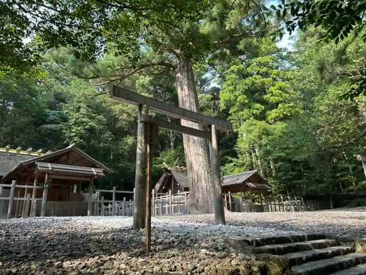 瀧原宮(皇大神宮別宮)の{uncategorized: "未分類", other: "その他", undefined: "問題あり", building: "その他建物", grave: "お墓", sacred_gate: "鳥居", guardian: "狛犬", statue: "像", buddha: "仏像", history: "歴史", nature: "自然", garden: "庭園", animal: "動物", pagoda: "塔", temizu: "手水舎", mountain_gate: "山門・神門", sanctuary: "本殿・本堂", subordinate: "末社・摂社", art: "芸術", scenery: "景色", jizo: "地蔵", ema: "絵馬", goshuin: "御朱印", omikuji: "おみくじ", items: "授与品その他", amulet: "お守り", goshuincho: "御朱印帳", eats: "食事", festival: "お祭り", votive_dance: "神楽", shichigosan: "七五三参", wedding: "結婚式", experience: "体験その他", initially: "初詣", around: "周辺", anti_infection: "感染症対策"}